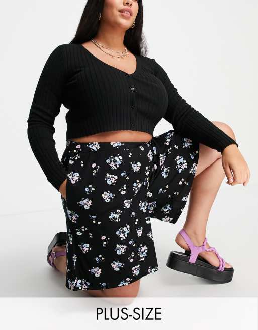 Yours Exclusive flippy shorts in black floral