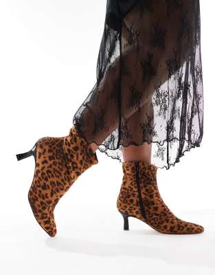 pointed ankle boots in leopard-Multi