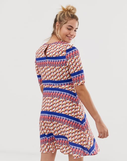 Yumi Jurk met empirelijn strepen en geometrische print ASOS
