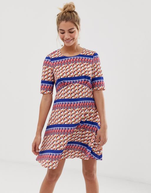 Yumi Kleid im Empire Stil mit geometrischen Streifen ASOS