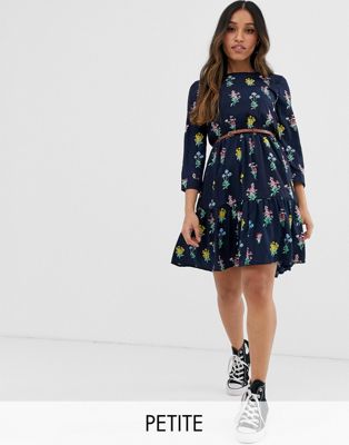 Yumi Petite – Blommig klänning med smock och skärp-Marinblå