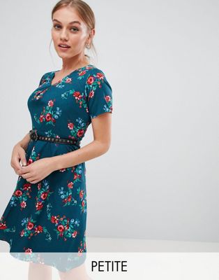 Yumi Petite – Blommönstrad klänning med skärp med nitar-Grön