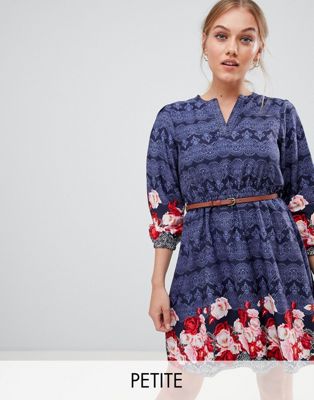 Yumi Petite klänning med bälte och 3/4 ärmar i rosmönster-Marinblå