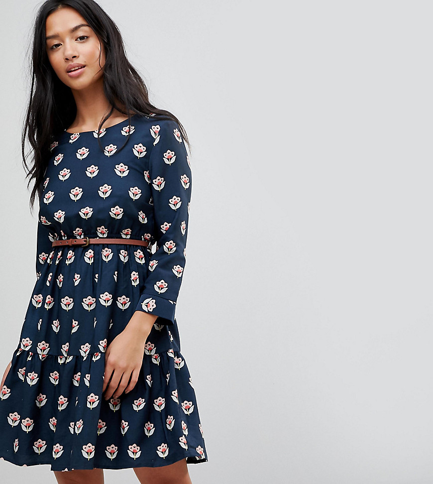 Yumi Petite – Långärmad klänning med skärp och tulpanhjärta mönster-Marinblå