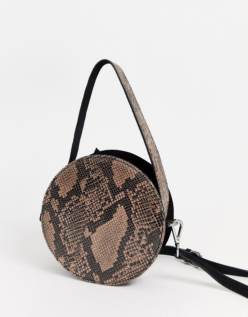 Замшевая круглая сумка через плечо со змеиным рисунком ASOS DESIGN-Мульти
