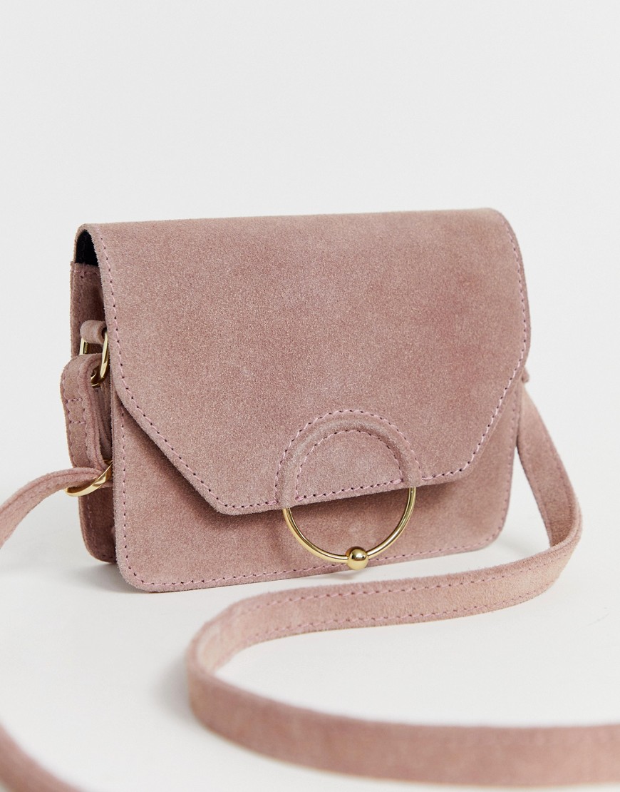 Замшевая сумка через плечо c кольцом и шариком ASOS DESIGN-Розовый
