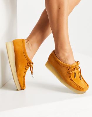 фото Замшевые туфли цвета куркумы на плоской подошве clarks originals wallabee-коричневый цвет