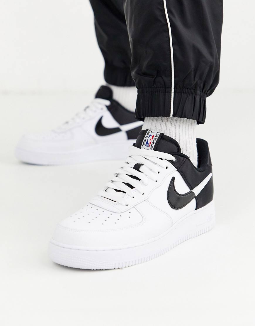 Zapatilla de deporte en blanco/negro Air Force 1 '07 BQ4420-100 de Nike | ASOS