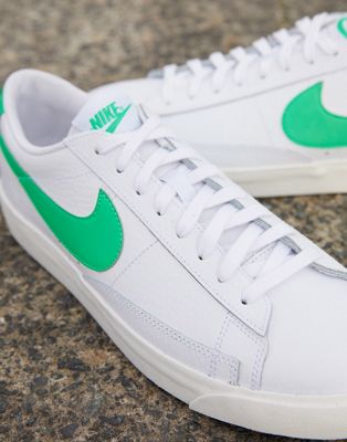 Zapatillas bajas de cuero en blanco/verde Blazer de Nike | ASOS