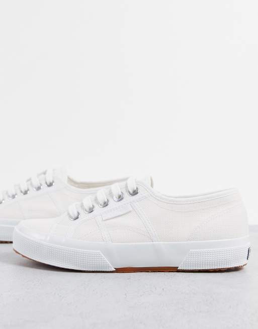 Zapatillas blancas con cordones y ojales plateados de lona de Superga