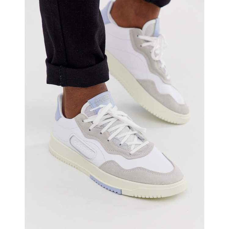 afijo Gorrión Tiempo de día Zapatillas blancas con detalle azul en el talón SC Premier de adidas  Originals | ASOS