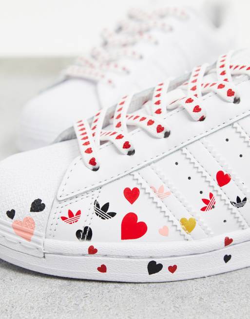 Compuesto tonto Diligencia Zapatillas blancas con estampado de corazones Superstar de adidas Originals  | ASOS