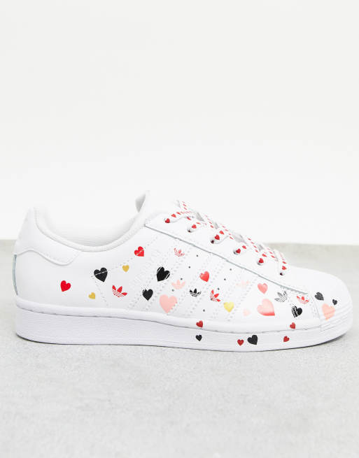 Compuesto tonto Diligencia Zapatillas blancas con estampado de corazones Superstar de adidas Originals  | ASOS