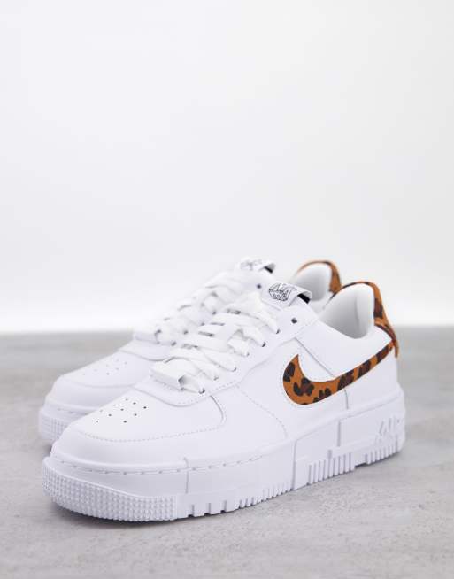 La ciudad doble retroceder Zapatillas blancas con estampado de leopardo Air Force 1 Pixel de Nike |  ASOS