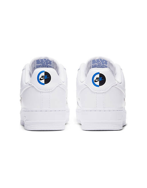 Zapatillas blancas logo pequeño metalizado Air Force 1 de Nike | ASOS