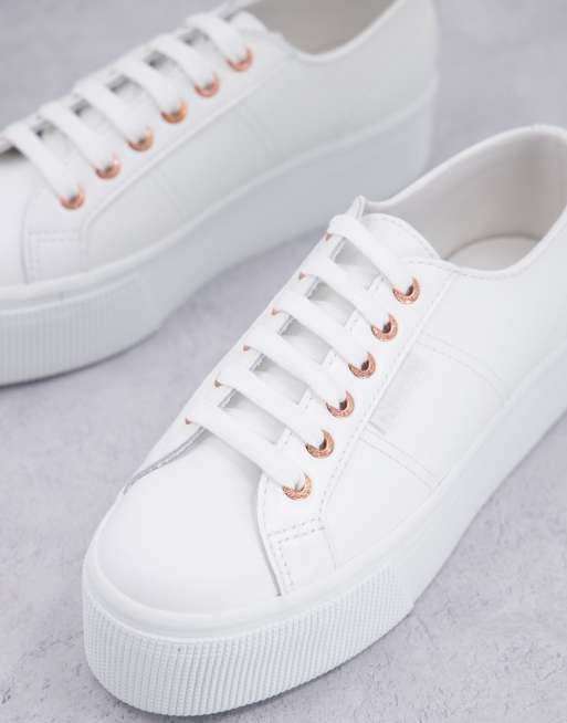 Zapatillas blancas con ojales dorado rosa de cuero 2790 de Superga, 4 de 4