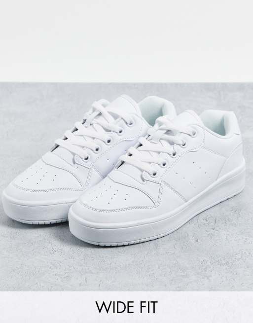 Zapatillas blancas de corte ancho con suela gruesa de Truffle Collection