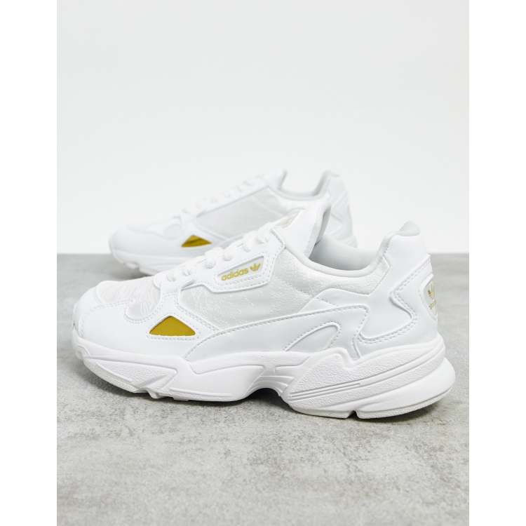 Adidas falcon 2025 blancas y doradas