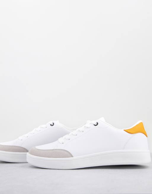 Zapatillas blancas y naranjas con cordones de Truffle Collection