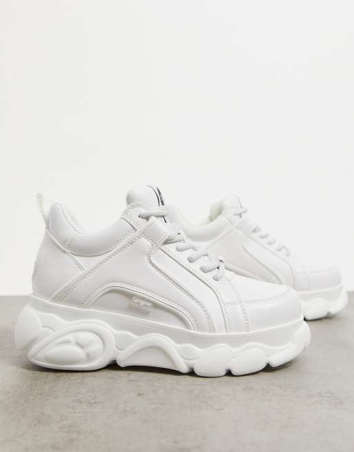 Zapatillas color blanco óptico bajas con plataforma plana de material vegano Corin de Buffalo  