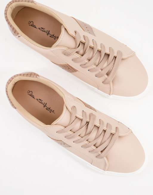 Zapatillas color crema con cordones Tanika de Miss Selfridge ASOS
