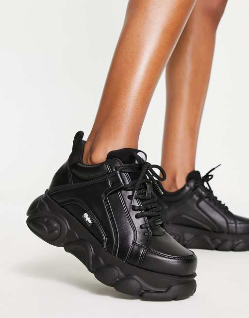 Zapatillas color negro optico bajas con plataforma plana de material vegano Corin de Buffalo
