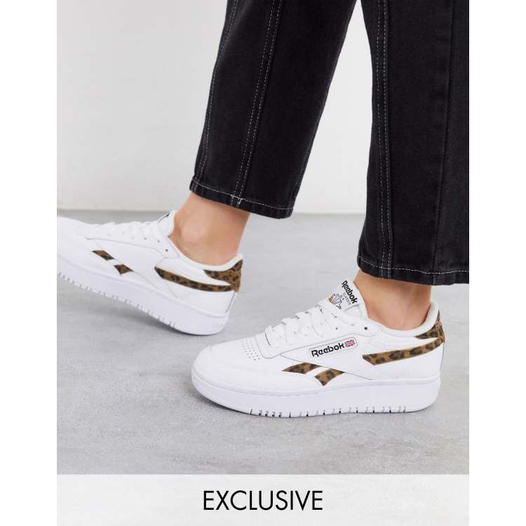 Zapatillas con detalle de estampado de leopardo exclusivas ASOS Club Double de | ASOS