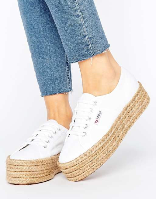 Zapatillas con plataforma plana de esparto en blanco 2790 de Superga