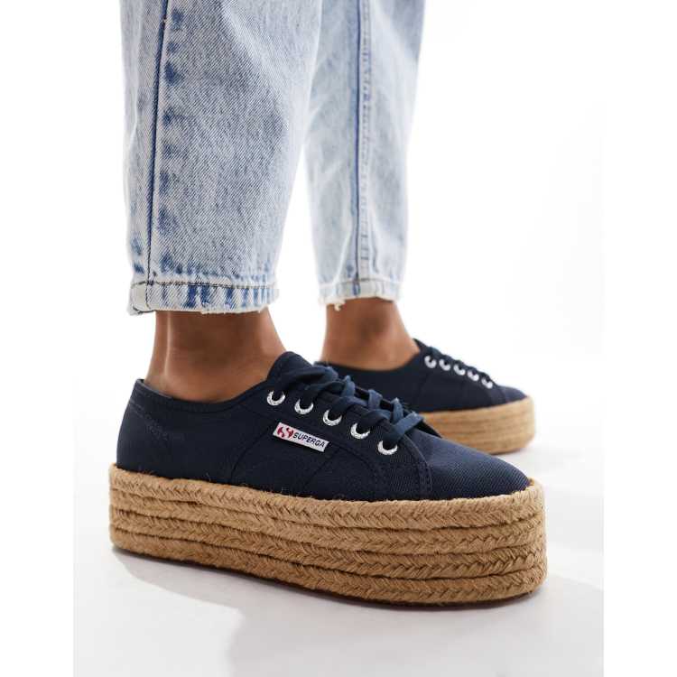 Zapatillas de deporte azul marino con plataforma plana y detalle de cuerda de Superga ASOS