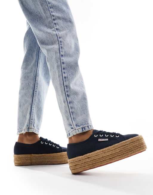 Zapatillas de deporte azul marino con plataforma plana y detalle de cuerda de Superga ASOS