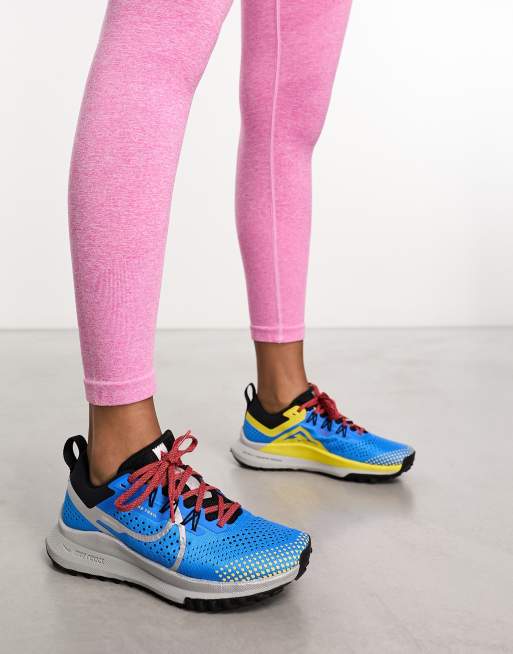 Zapatillas de deporte azules y amarillas ReactX Pegasus Trail 4 de Nike Running, 4 de 4