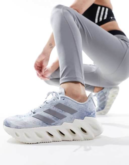 Zapatillas de deporte azules y plateadas Switch FWD de adidas Running