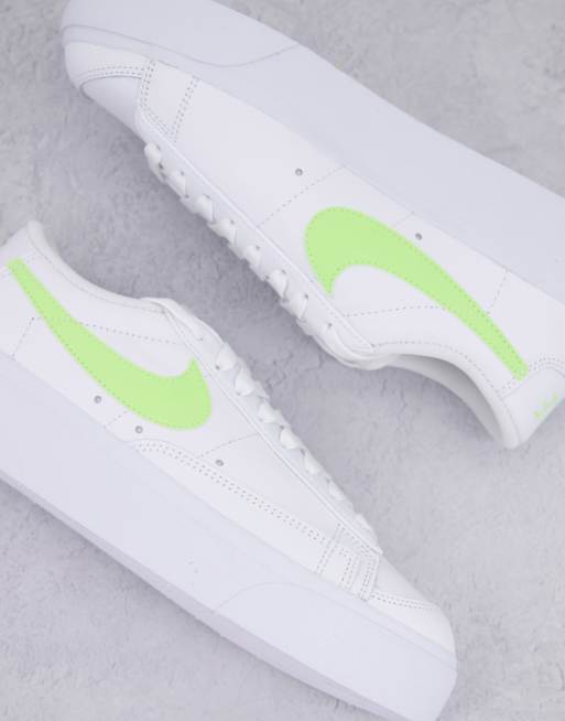 Zapatillas de deporte bajas blancas y amarillas con plataforma Blazer de Nike, 3 de 4