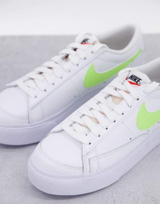 Zapatillas de deporte bajas blancas y amarillas con plataforma Blazer de Nike, 4 de 4