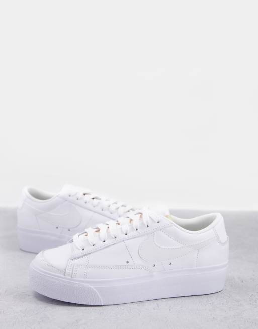 Zapatillas de deporte bajas blanco triple plataforma plana Blazer de Nike | ASOS