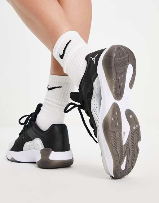Zapatillas de deporte bajas negras y plateadas Air Jordan 11 CMFT de Nike, 3 de 4