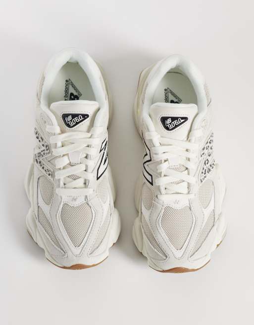 Zapatillas de deporte beis con detalles de estampado de leopardo 9060 de New Balance, 2 de 5