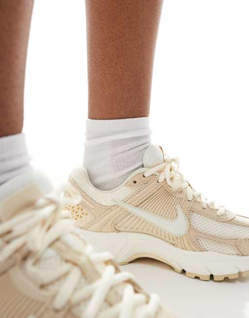 Zapatillas de deporte beis y blancas Zoom Vomero 5 de Nike, 5 de 5