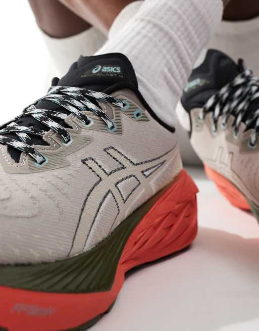 Zapatillas de deporte beis y rojas Novablast 4 TR de ASICS Trail Running