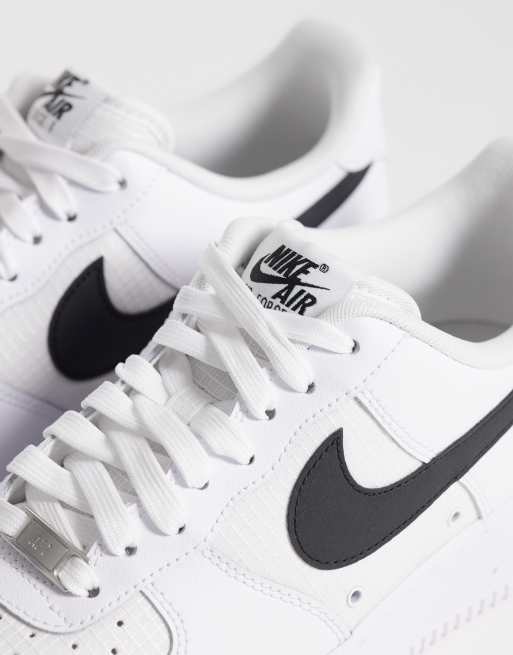 Zapatillas de deporte blancas Air Force 1'07 LV8 Tech de Nike, 4 de 5