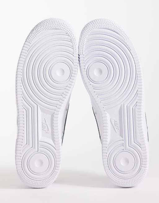Zapatillas de deporte blancas Air Force 1'07 LV8 Tech de Nike, 5 de 5