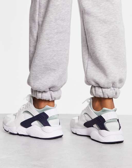 Nike huarache outlet blancas puestas