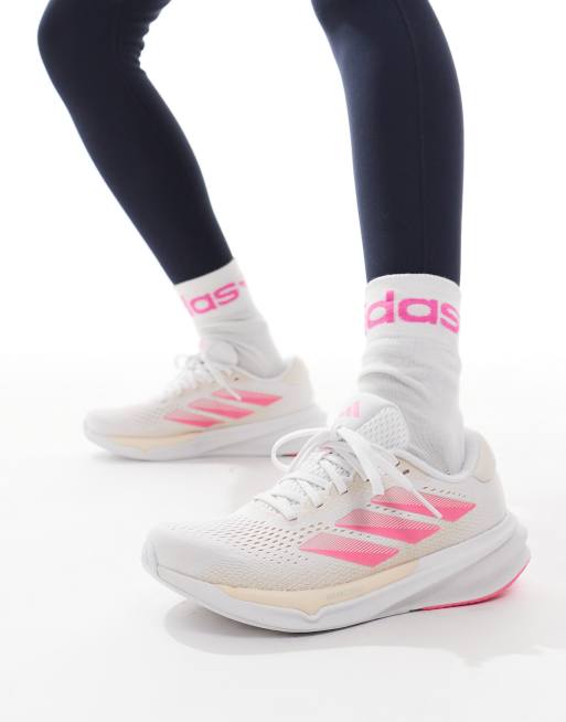 Zapatillas de deporte blancas, color melocotón y rosas Supernova Stride 2 de adidas Running