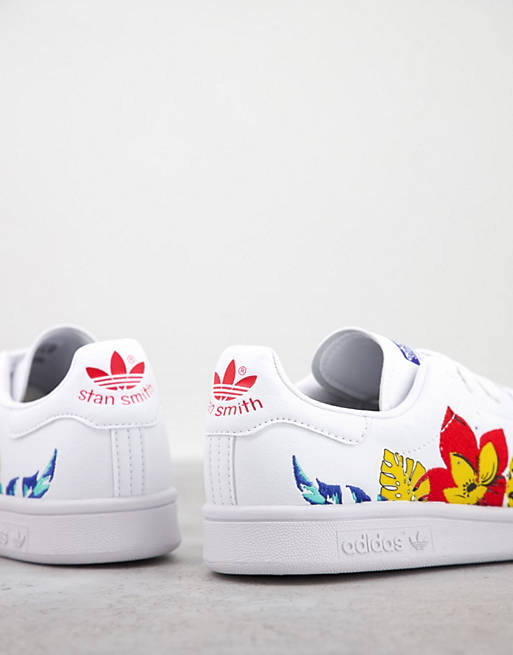 Adaptabilidad Equipar escaldadura Zapatillas de deporte blancas con detalle de flores Stan Smith de adidas  Originals | ASOS
