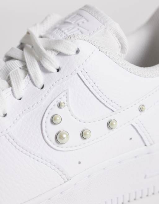 Zapatillas de deporte blancas con detalle de logo de perlas Air Force 1 '07 de Nike, 2 de 5