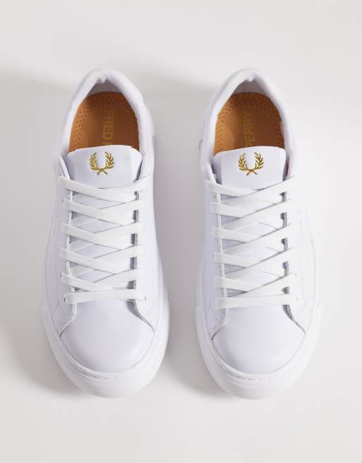 Zapatillas de deporte blancas con detalle dorado de cuero de Fred Perry, 3 de 5