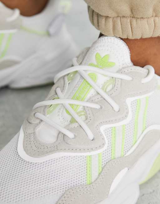 Zapatillas de deporte blancas con detalles color lima Ozweego de adidas Originals
