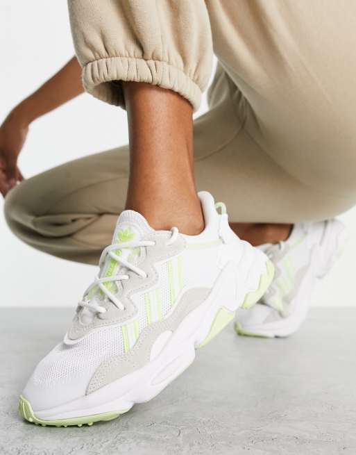 Zapatillas de deporte blancas con detalles color lima Ozweego de adidas Originals