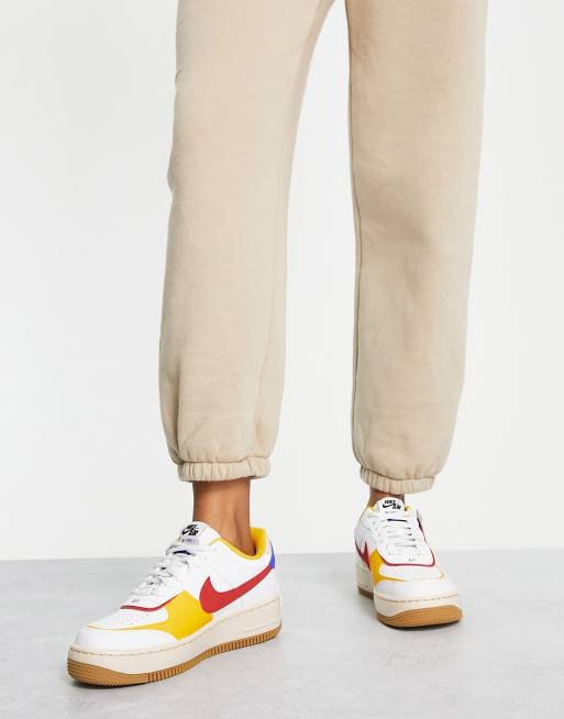 Zapatillas de deporte blancas con detalles de colores primarios Air Force 1 Shadow de Nike, 2 de 4