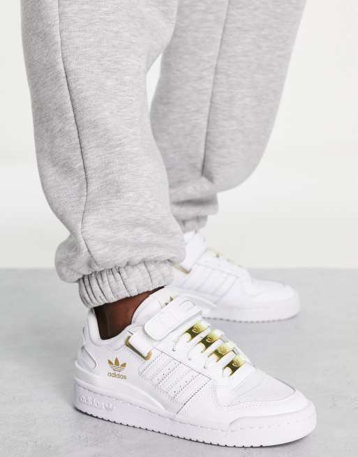 Adidas blancas 2024 y doradas mujer